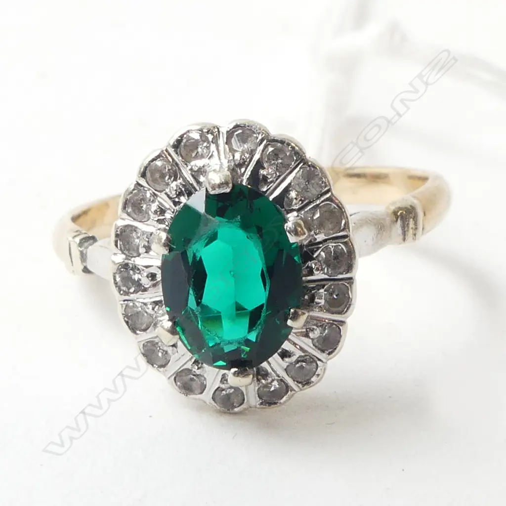 9ct Y/GOLD SIMULATED EMERALD  & WHITE STONE CLUSTER RING 2.66gms SIZE N Image 1++