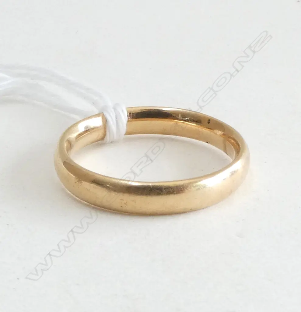 18ct WEDDING BAND, 3.7gm size N Image 1++