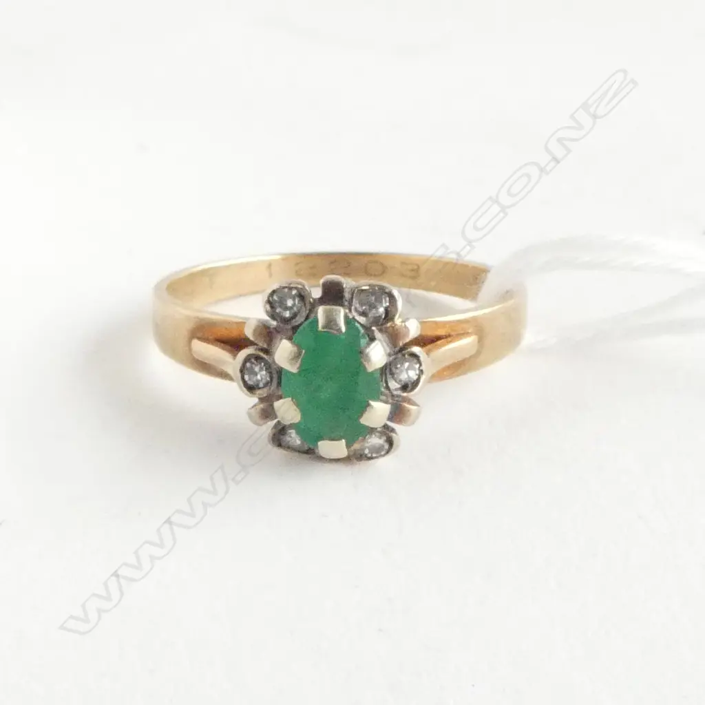 9ct GOLD EMERALD & DIAMOND CLUSTER RING 2.2gms SIZE N Image 1++