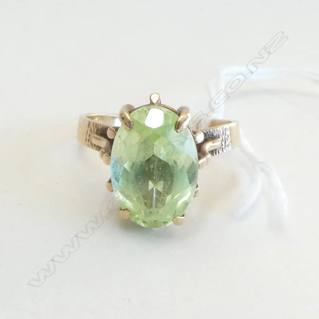 9ct GOLD & GREEN GEMSTONE? RING. 4.26gm SIZE P Image 1++