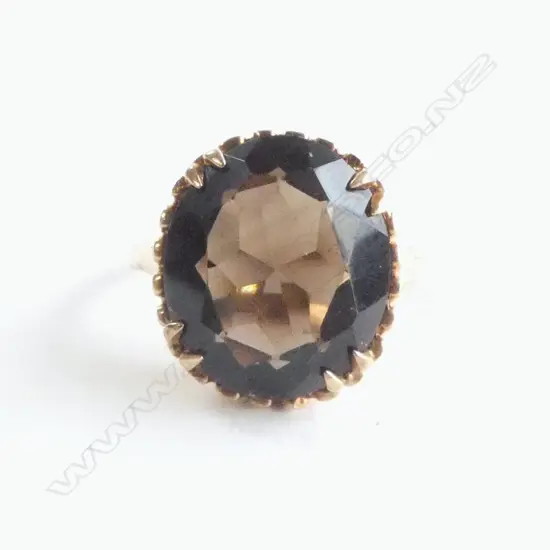 9ct GOLD & LGE SMOKEY QUARTZ RING the shank slightly out of round 4.68gms SIZE L