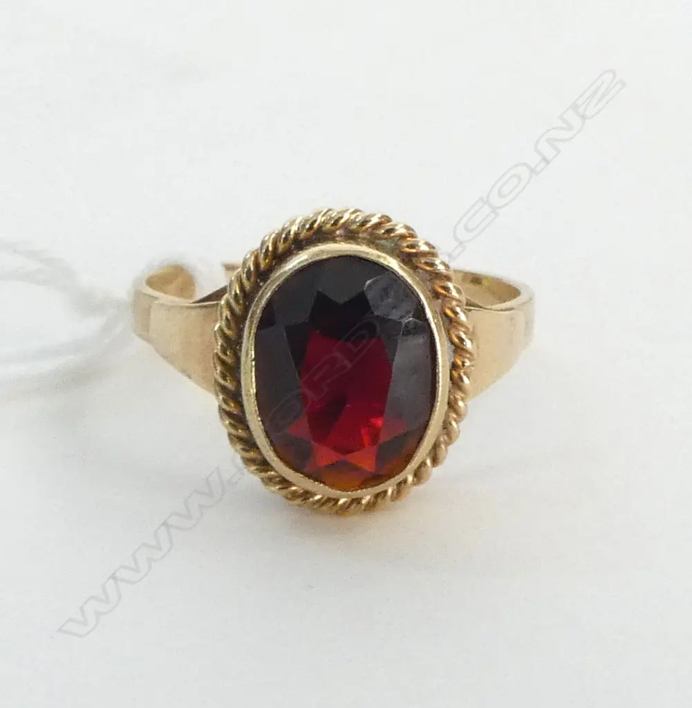 VINTAGE 9ct GOLD & GARNET RING rope edge 3gms Image 1++