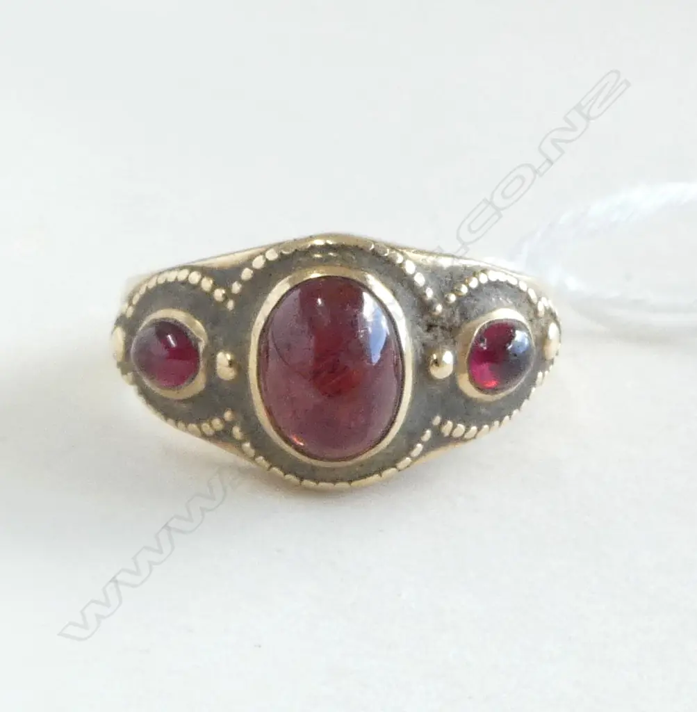9ct GOLD & 3 GARNET CABOCHON RING 6.26gms N Image 1++