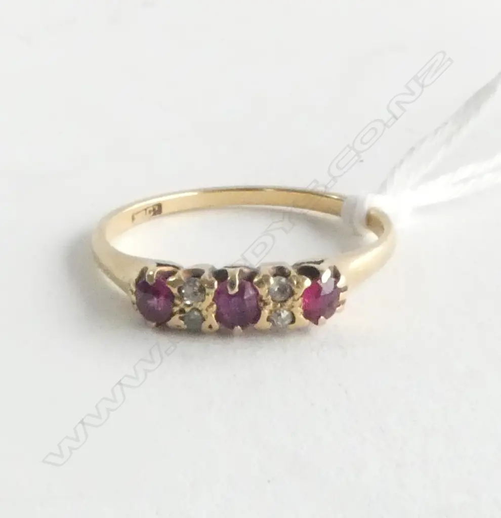 VINTAGE 18ct GOLD RUBY & DIAMOND RING 2.46gms SIZE P Image 1++