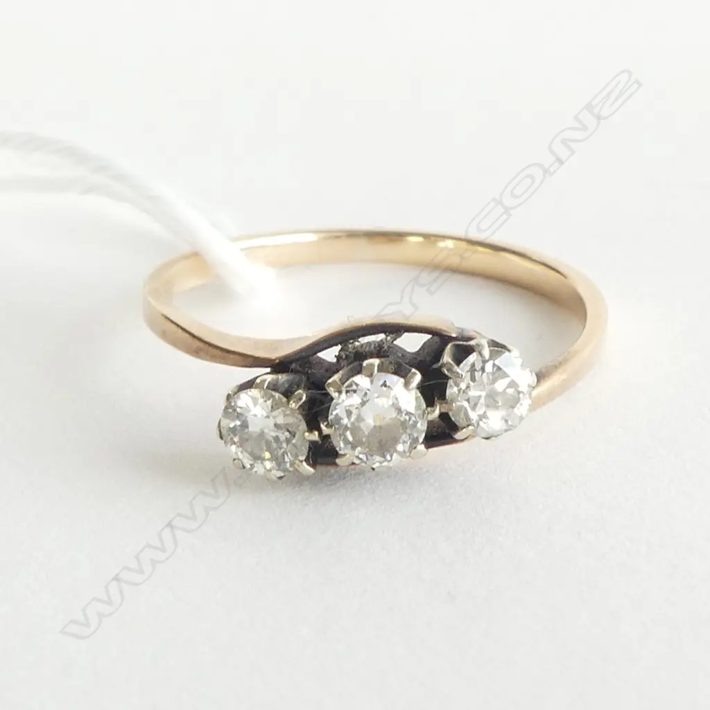 18ct ESTATE THREE DIAMOND CROSSOVER RING, 2.25gm (showing wear to some claws) SIZE O Image 1++
