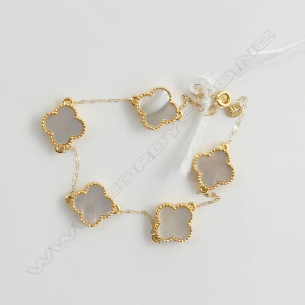 18CT GOLD AND MOTHER OF PEARL CLOVER CHARM BRACELET (in the manner of Van Cleef & Arpels) 2gms Image 1++