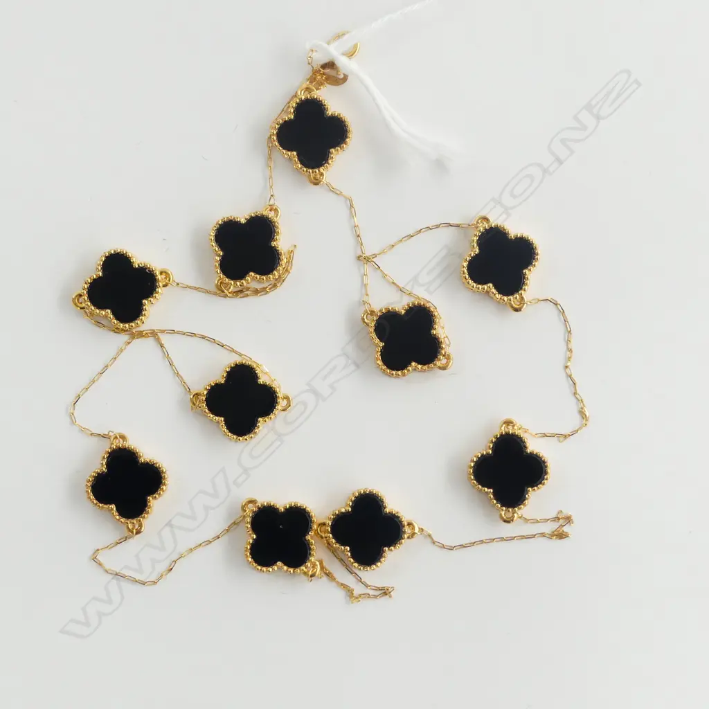 18CT GOLD AND ONYX CLOVER CHARM NECKLACE (in the manner of Van Cleef & Arpels) 4gms Image 1++