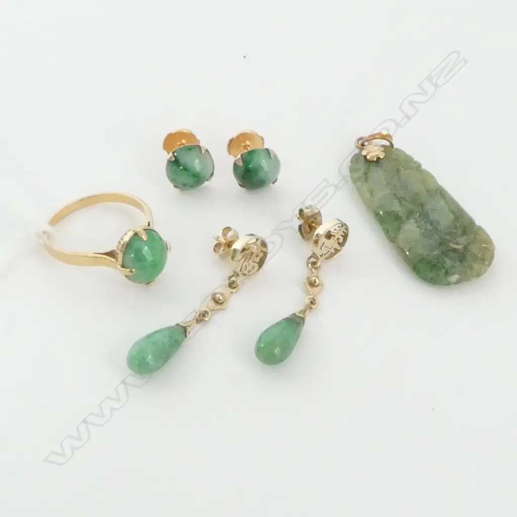14CT GOLD AND JADE SUITE WITH 18CT GOLD AND JADE RING SIZE S Image 1++