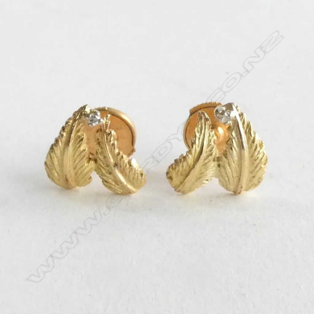 PAIR 18CT GOLD AND DIAMOND EARRINGS 2.75gms Image 1++
