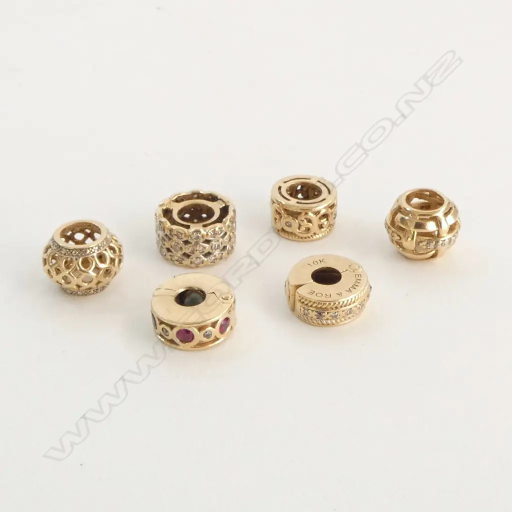 6 10CT CHARMS, 7.9grms Image 1++