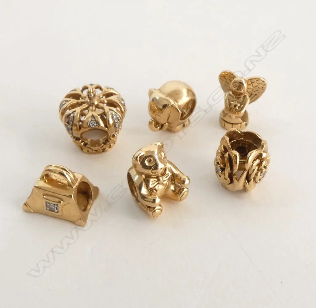 6 10CT CHARMS, 11grms Image 1++
