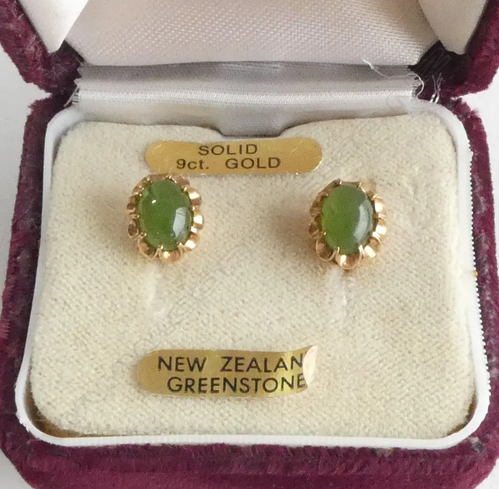 PR 9CT GREENSTONE STUD EARRINGS in original Gardones box 2.6grms Image 1++