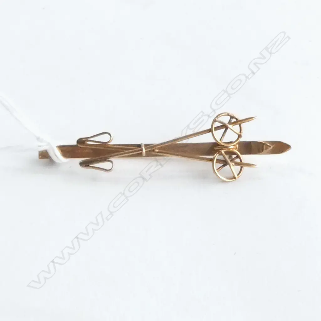 vintage 9ct GOLD SNOW SKIS & POLES BROOCH 3gms Image 1++