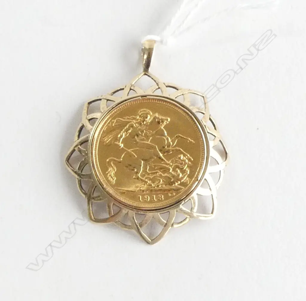 1913 ENGLISH MINT FULL GOLD SOVEREIGN in 9ct gold radiating mount 12.25gms (7.988 + 4.26) Image 1++