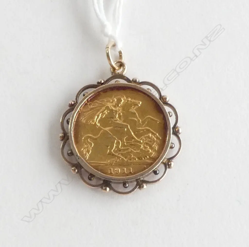 1911 GOLD HALF SOVEREIGN English mint in 9ct gold frame 6,3gms  Image 1++