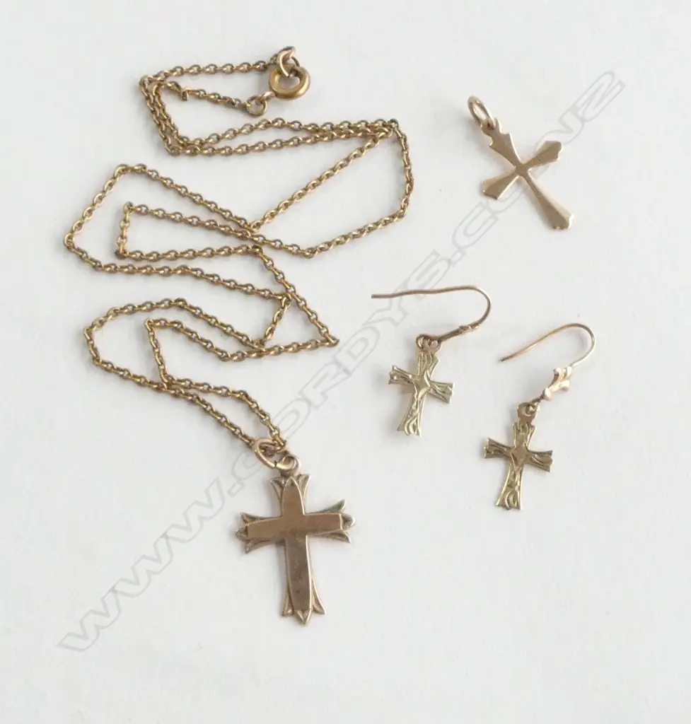 9ct GOLD CROSS JEWELLERY: neck chain + 2 x pendants + pr earrings 3.38gms Image 1++