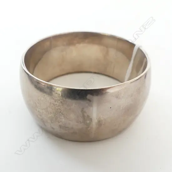 Shane Andrew made SILVER BANGLE W.60mm. 98.6gms 2 pce has silver sleeve lining. Maker's name engraved inside