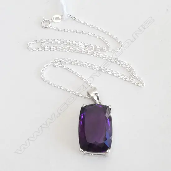 SILVER SET AMETHYST PENDANT on SILVER CHAIN, L.440mm