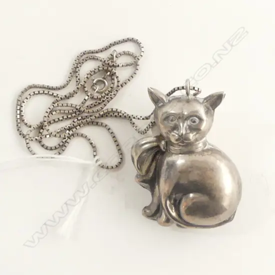 S/SILVER CAT PENDANT ON S/SILVER CHAIN 29G