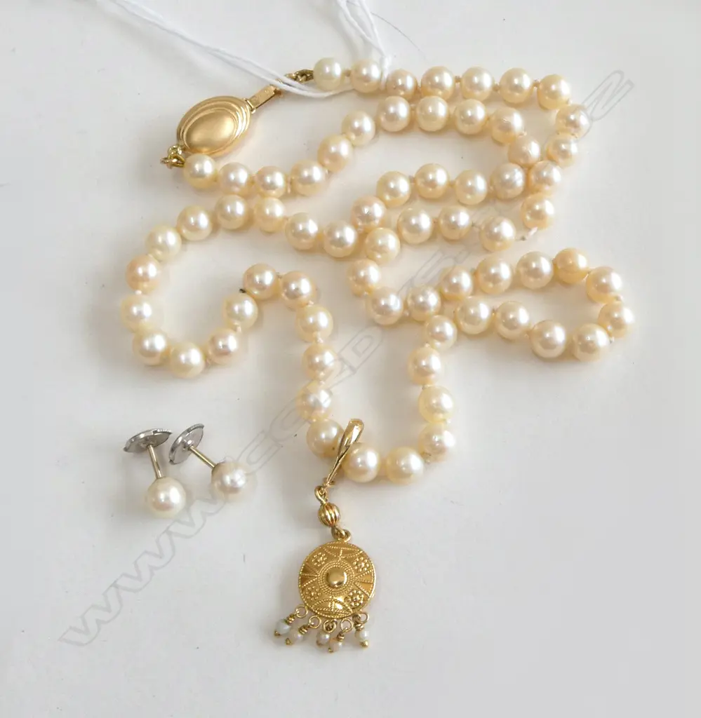 18CT GOLD AND PEARL NECKLACE WITH A PAIR OF PEARL STUDS Image 1++