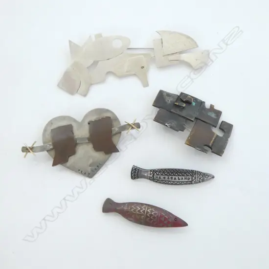 5 SILVER/GOLD/METAL BROOCHES by NZ JEWELLERS KIM BRICE, PETER MCKAY & JASON JOHNSON,