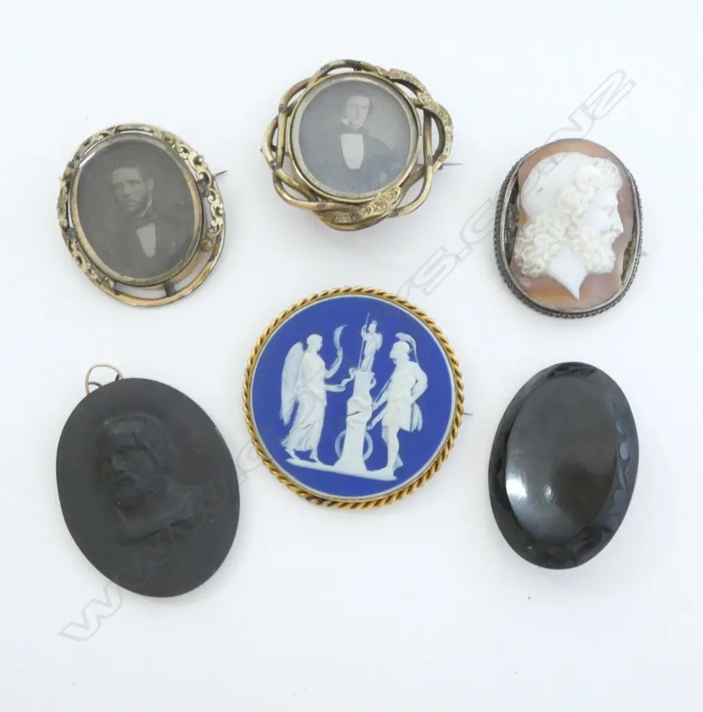5 LG VICTORIAN BROOCHES INCLD; CAMEO & WEDGWOOD & 1 WEDGWOOD BASALT PENDANT of LEODAMAS of  THASOS - FAULTS TO BROOCHES Image 1++