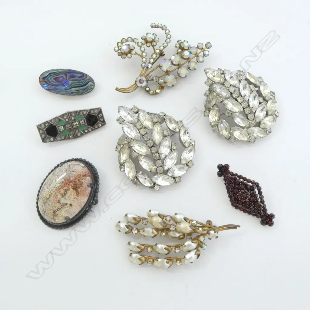 COLLECTION OF 8 VINTAGE COSTUME BROOCHES Image 1++
