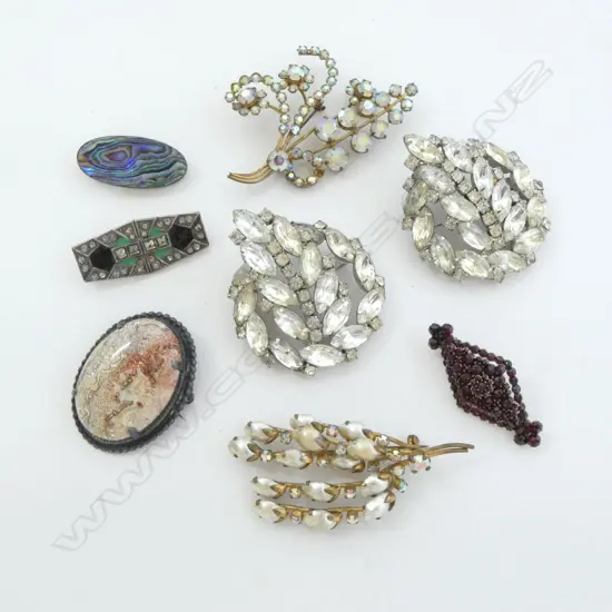 COLLECTION OF 8 VINTAGE COSTUME BROOCHES