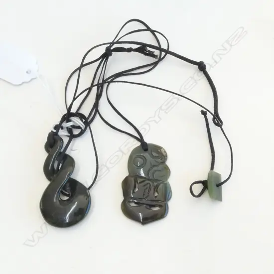 2 POUNAMU PENDANTS ON CORD - HEI TIKI & SPIRAL, PENDANT L.50mm