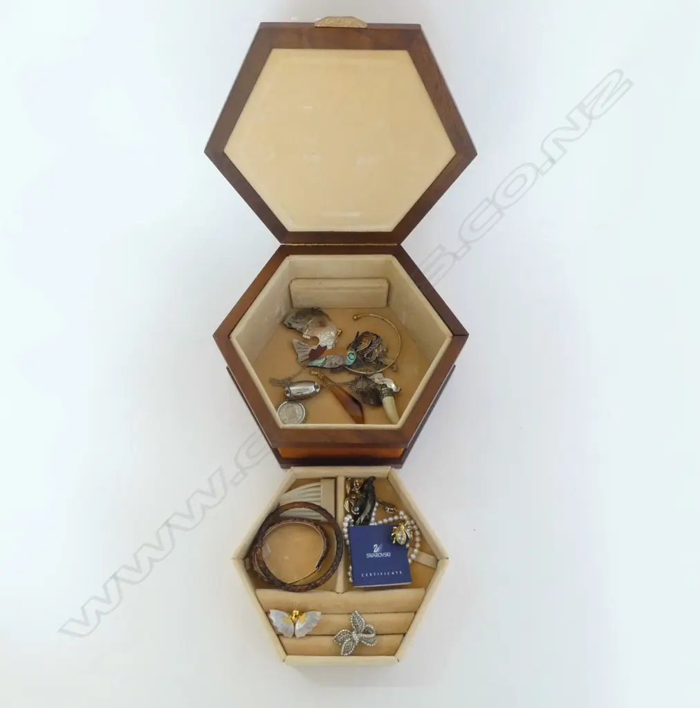 2 PR 14ct GOLD EARINGS, FRESH WATER PEARL NECKLACE & OTHER COSTUME w. JEWELLERY BOX Image 1++