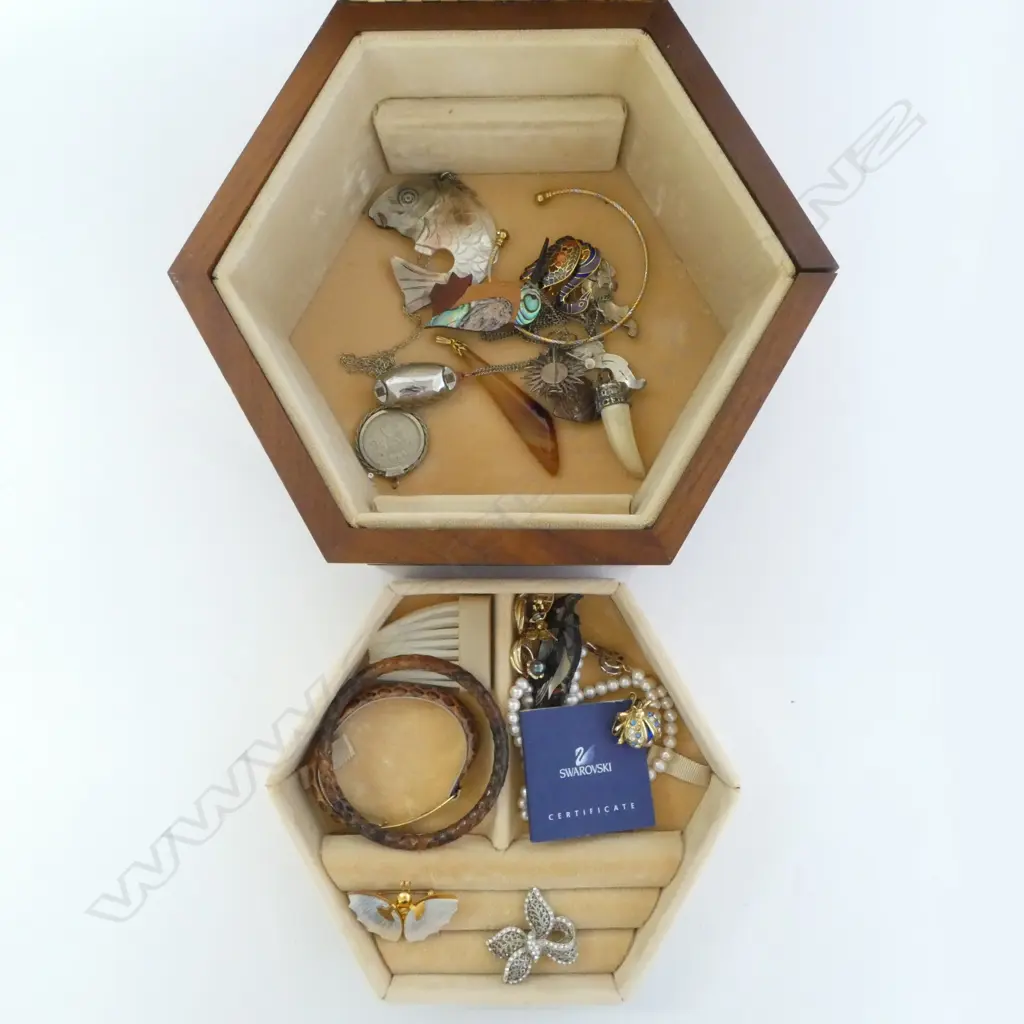 2 PR 14ct GOLD EARINGS, FRESH WATER PEARL NECKLACE & OTHER COSTUME w. JEWELLERY BOX Image 1++
