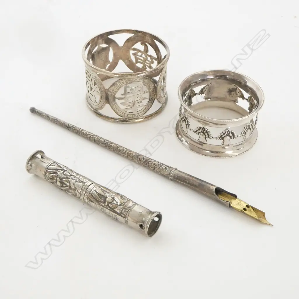 4 PCS SILVER; CHINESE & ENGLISH NAPKIN RINGS, NIBBED PEN & EMBOSSED CYLINDER CASE (56gm) Image 1++