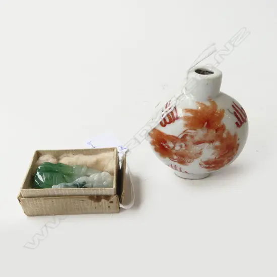 2 SMALL CHINESE JADE PENDANTS & SMALL VASE H.70mm
