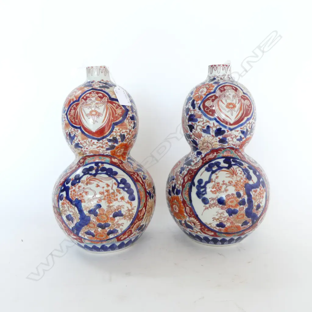 PR JAPANESE IMARI DOUBLE GOURD VASES, H.310mm (hairline cracks to neck of 1) (21530) Image 1++