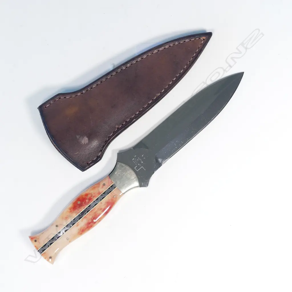 CUSTOM DAVIS WACO DAGGER. DYED BONE HANDLE. DETAILED TANG. LEATHER SHEATH. L.225mm Image 1++