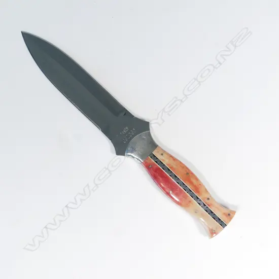 CUSTOM DAVIS WACO DAGGER. DYED BONE HANDLE. DETAILED TANG. LEATHER SHEATH. L.225mm