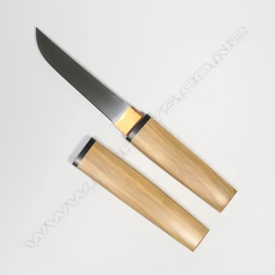CASED CUSTOM GEOFF HAGUE (UK) KNIFE IN THE MANNER OF JAPANESE SHIRASAYA