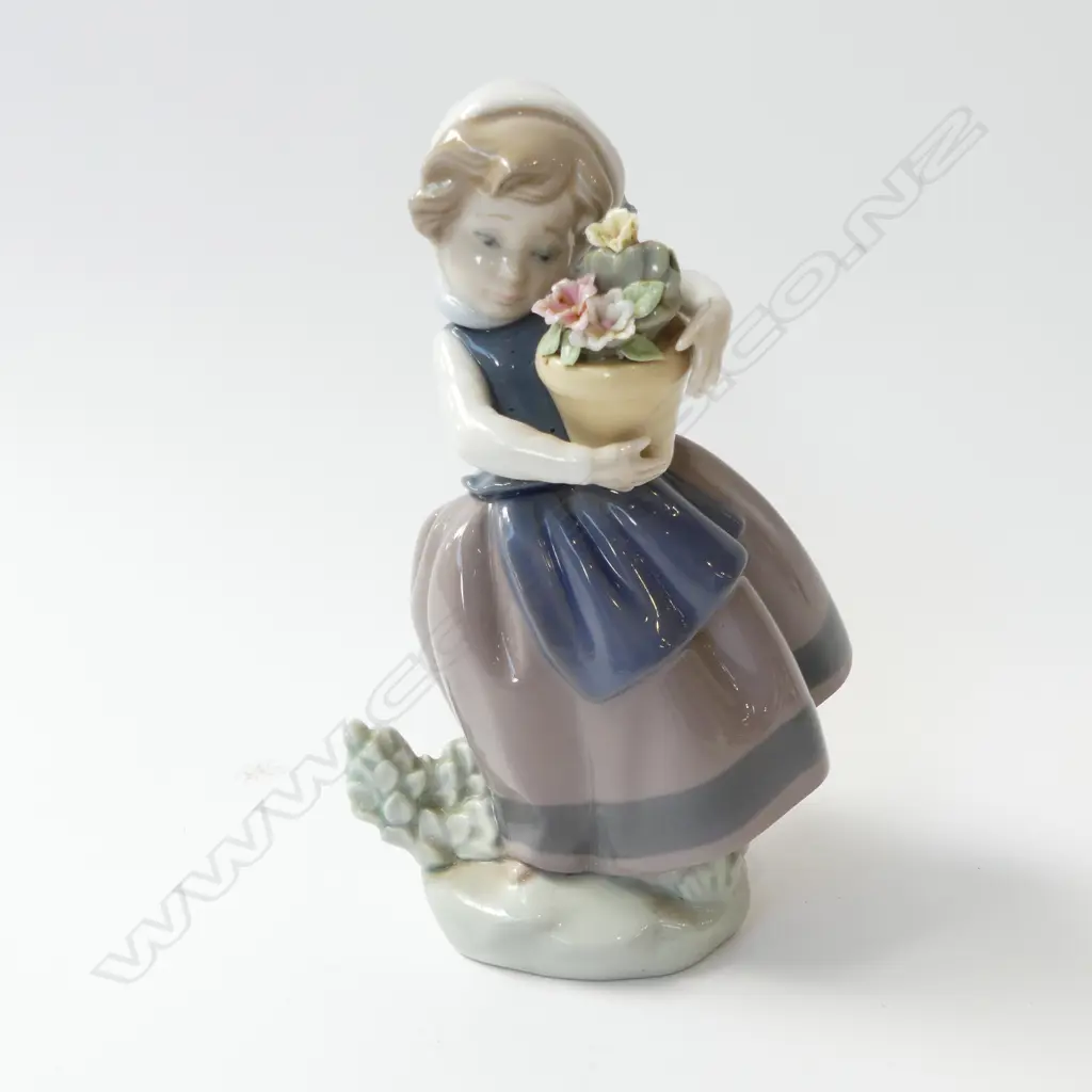 LLADRO FIGURE GIRL WITH FLOWERS H170MM Image 1++
