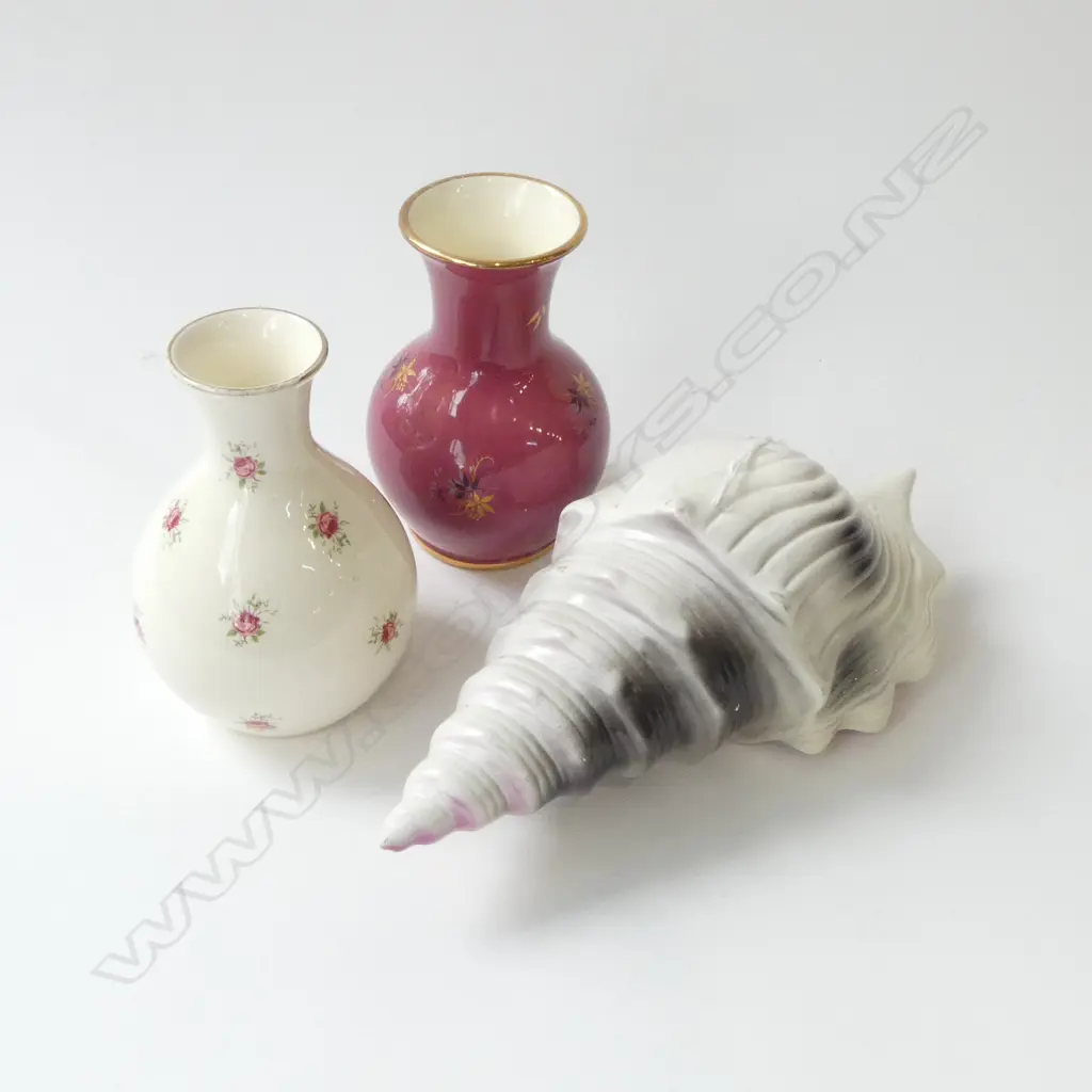 2 CROWN LYNN VASES H.155mm + CONCH SHELL L.300mm Image 1++