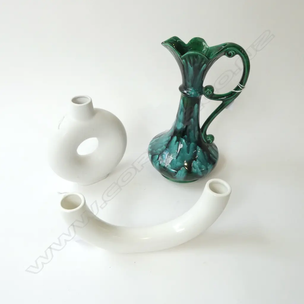 1 WYATT POTTERY WATER PITCHER (H300MM) & 2 DECOR CERAMIC VASES, DIA 170MM & L 280MM Image 1++
