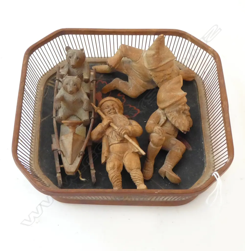 VINTAGE SMALL BLACK FOREST CARVED FIGURES & BEARS IN SLEIGH Image 1++