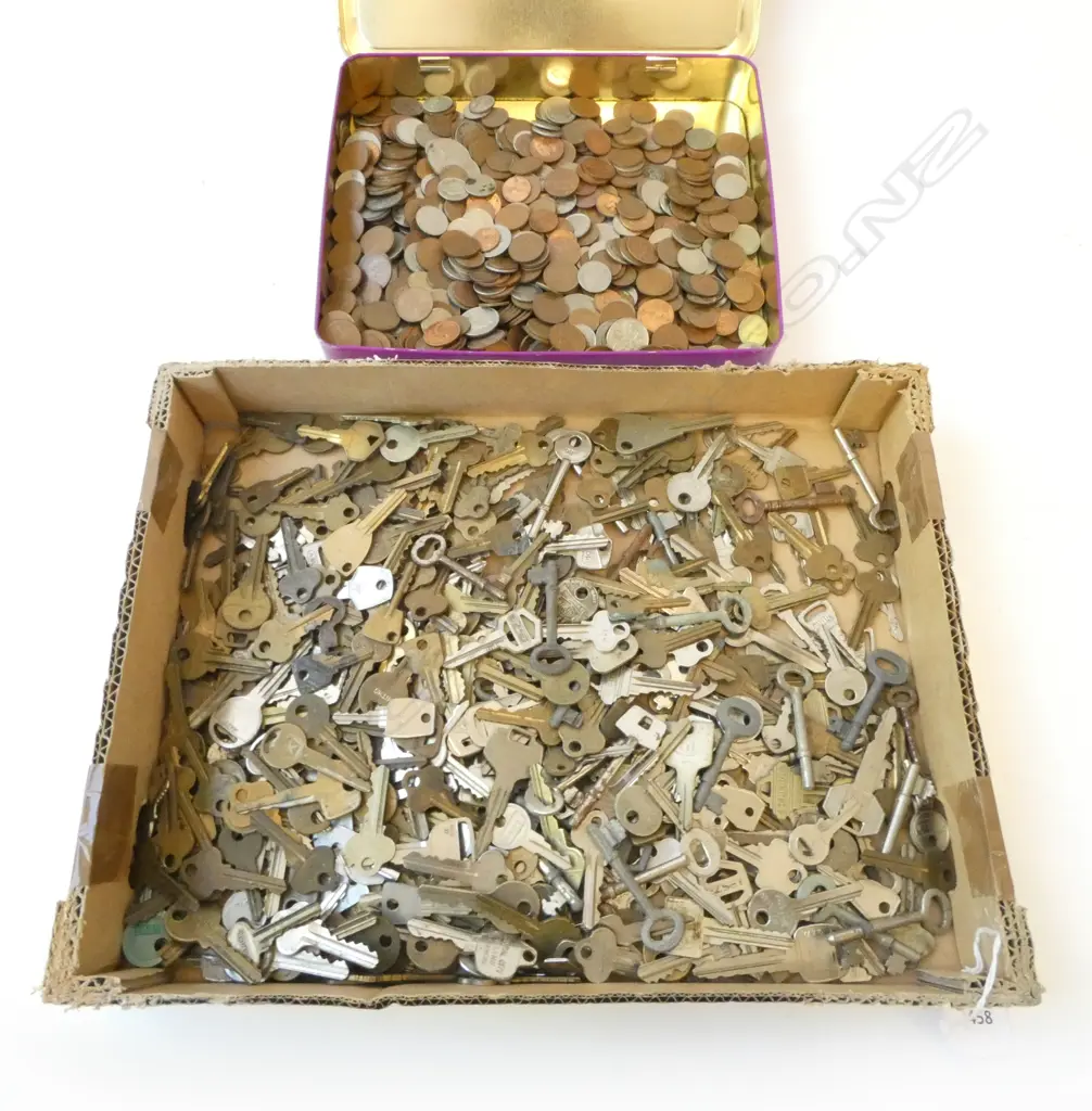 COLECTION OF KEYS w. ASST. OLD ISSUE N.Z. COINS  Image 1++