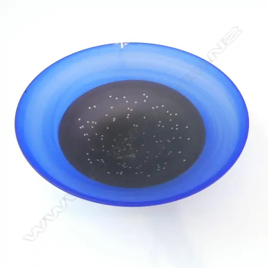 GARRY NASH ART GLASS BOWL '92 400mm minor fault to rim