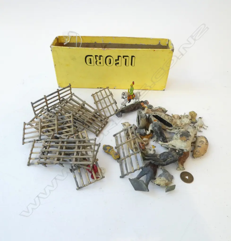 COLLECTION OF VINTAGE LEAD TOY ANIMALS FENCES ETC Image 1++