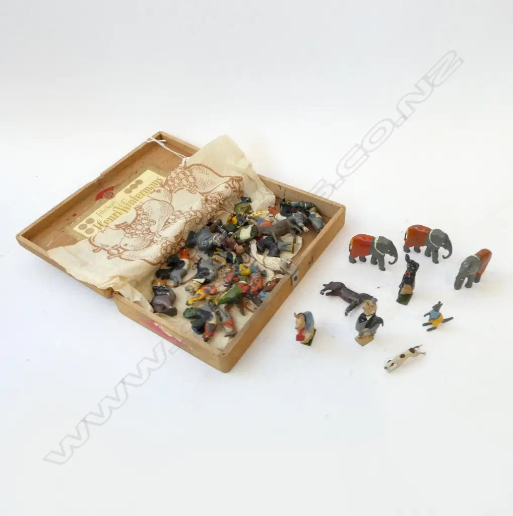 CIGAR BOX OF 38 VINTAGE LEAD TOY ANIMALS Image 1++