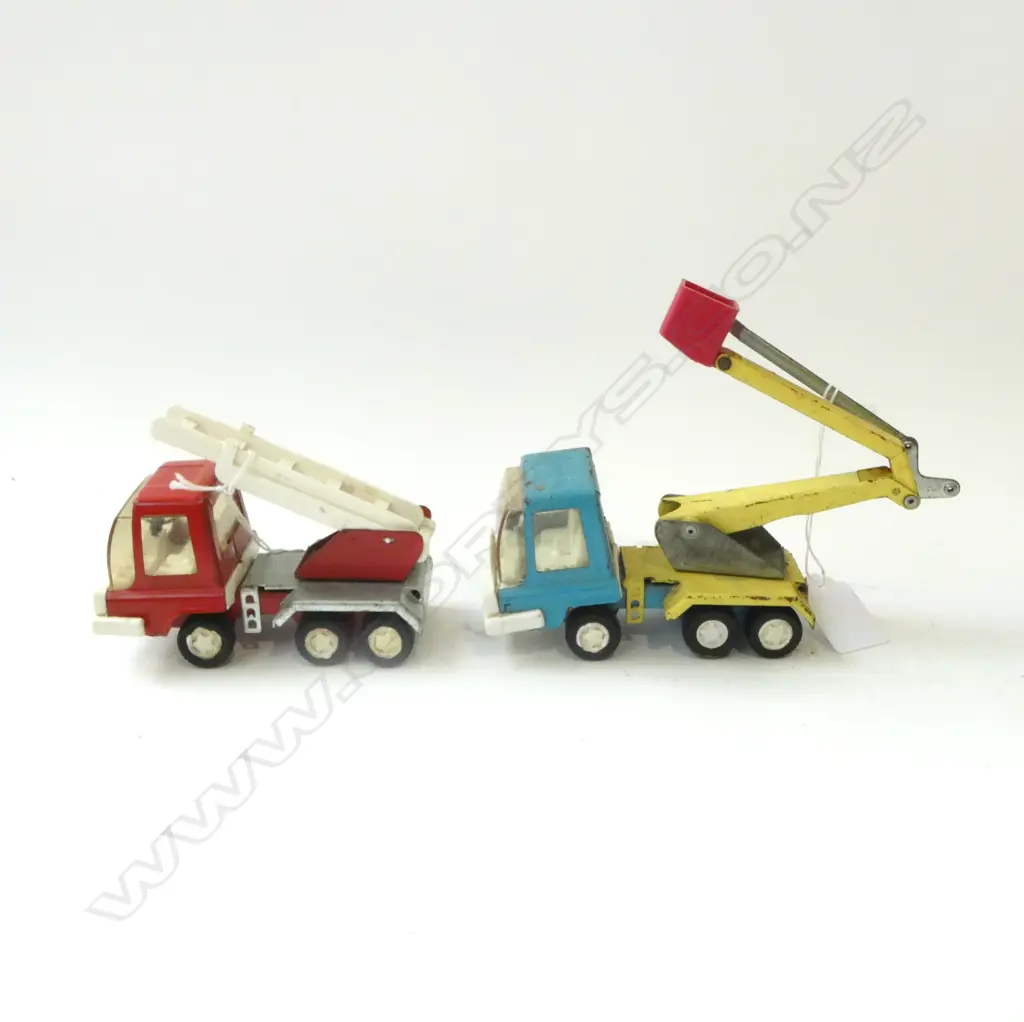 2 VINTAGE TRIANG TIN TOY  FIRE TRUCK  & HOIST TRUCK L170MM Image 1++