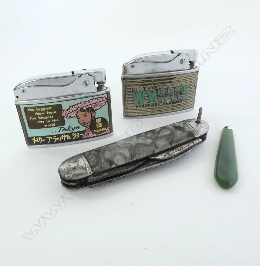 2 VINTAGE LIGHTERS, POCKETKNIFE & POUNAMU PENDANT (broken) (21530) Image 1++
