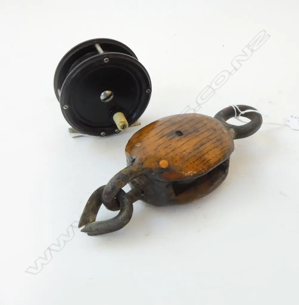 VINTAGE BAKERLITE ALLCOCKS AERIALITE FRESHWATER REEL DIA80 & WOODEN BOAT PULLEY L170MM Image 1++