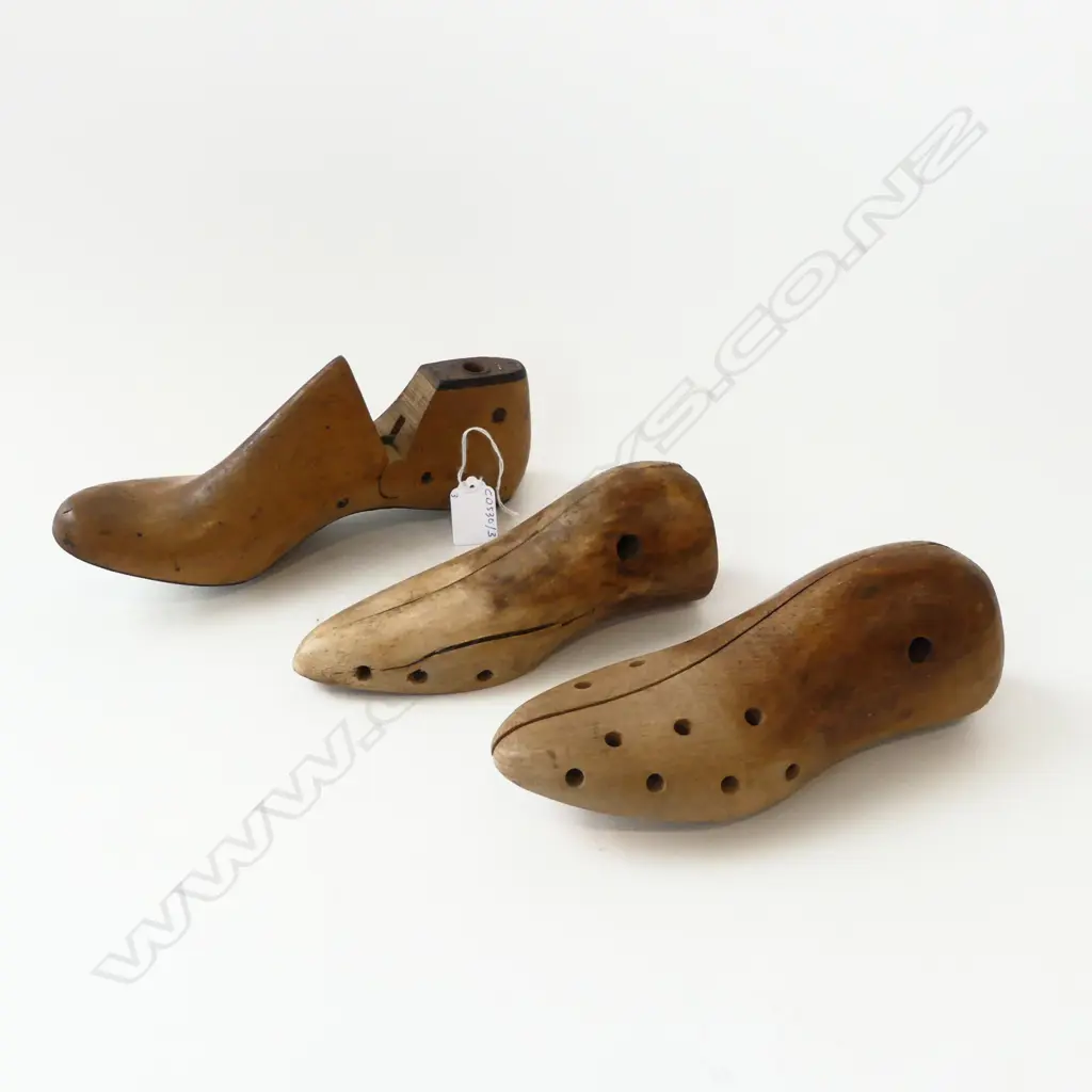 THREE WOODEN SHOE LASTS, L.200MM-255MM Image 1++