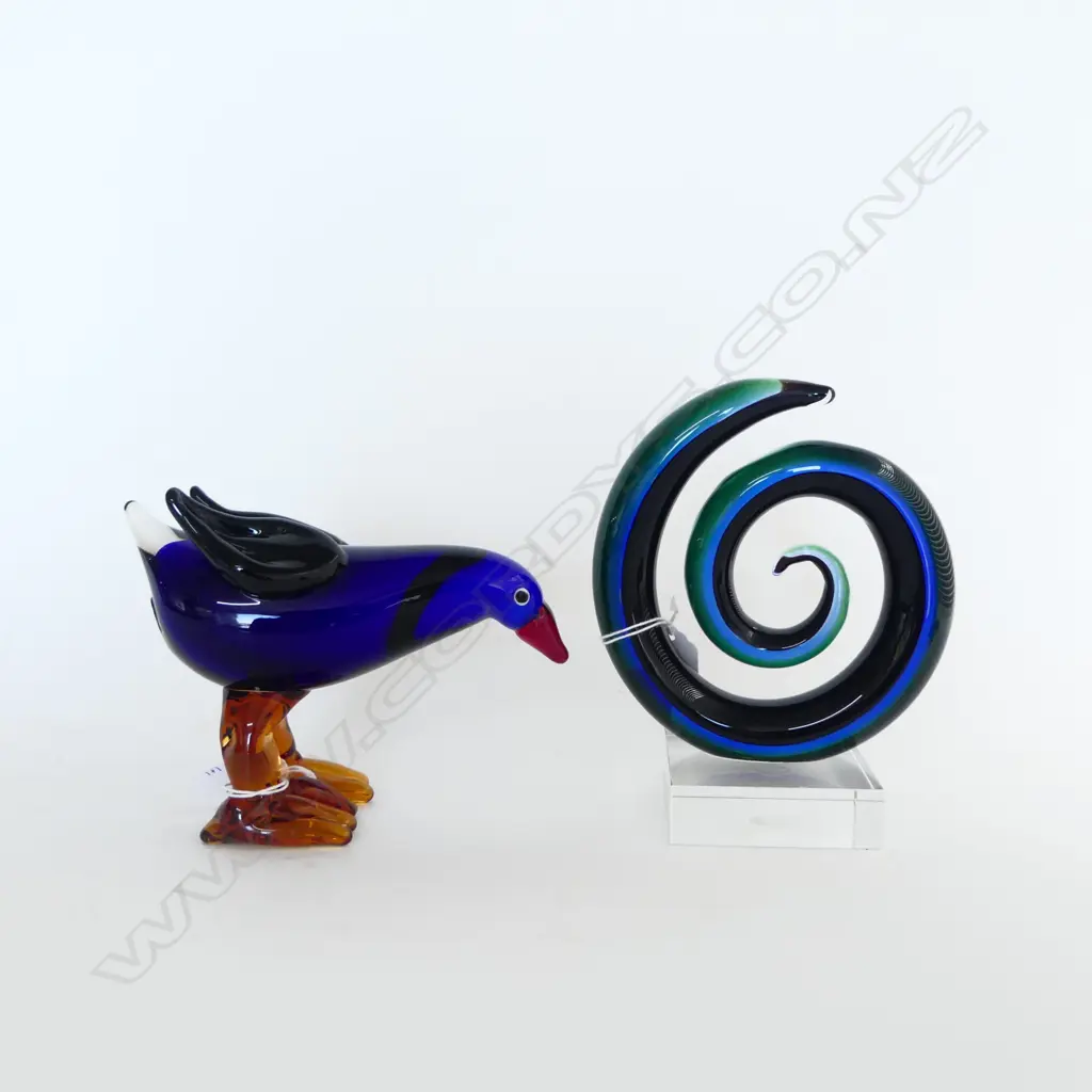 STUDIO GLASS KORU ON STAND H180MM & GLASS PUKEKO H130MM Image 1++